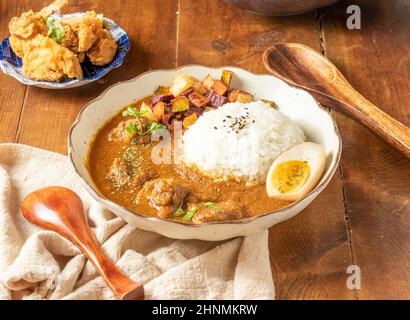 Riz au curry aux épices de bœuf dans un bol sur table en bois, vue sur la cuisine thaïlandaise Banque D'Images