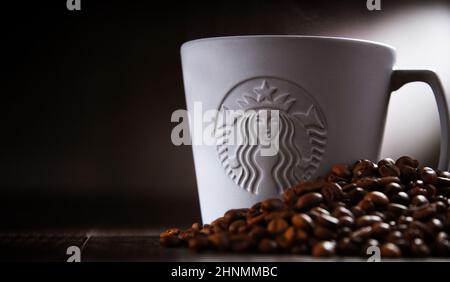 Composition avec une tasse de café Starbucks Banque D'Images
