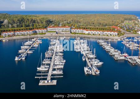 Weiße Wiek station de vacances à Boltenhagen le long de la mer Baltique montrant des hôtels et des bateaux à voile dans le port de plaisance, Mecklembourg-Poméranie-Occidentale, Allemagne Banque D'Images