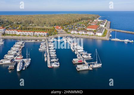 Weiße Wiek station de vacances à Boltenhagen le long de la mer Baltique montrant des hôtels et des bateaux à voile dans le port de plaisance, Mecklembourg-Poméranie-Occidentale, Allemagne Banque D'Images