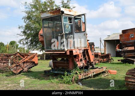 Old rusty démonté à la moissonneuse-batteuse. Banque D'Images