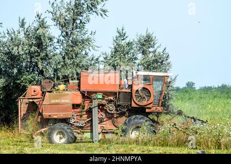 Old rusty moissonneuse batteuse. Banque D'Images