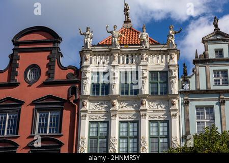 Les façades des maisons patriciennes restaurées de Gdańsk dans le Long marché Banque D'Images