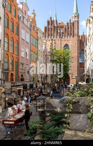 Groupe de personnes sur la rue Mariacka, la principale rue commerçante pour l'ambre et les bijoux à Gdansk, Pologne. Banque D'Images