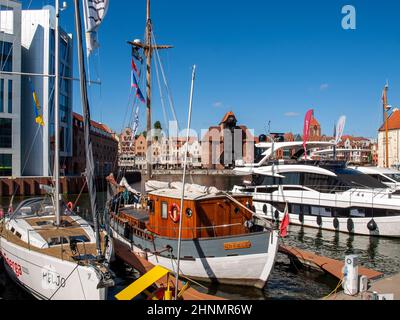 Bateaux à moteur et voiliers à la marina de Gdansk. Pologne Banque D'Images