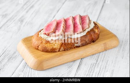 Sandwich avec fromage à la crème et steak de thon grillé Banque D'Images