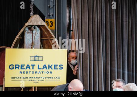 Lorain, Ohio, États-Unis. 17th févr. 2022. Un agent du service secret vérifie la pièce avant que le président américain JOE BIDEN ne formule des remarques sur la manière dont la loi bipartite sur les infrastructures apporte au peuple américain en reconstruisant les routes et les ponts, en modernisant les systèmes d'eau, en assainissant l'environnement et en créant des emplois syndicaux bien rémunérés, mercredi 17 février, 2022 aux chantiers navals de Lorain, à Lorain, Oh. (Image de crédit : © Andrew Dolph/ZUMA Press Wire) Banque D'Images