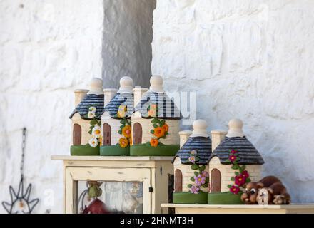 Souvenirs traditionnels des Pouilles exposés devant une boutique d'Alberobello. Apulia, Italie Banque D'Images