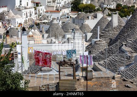 Alberobello, Italie - 16 septembre 2019 : séchage de linge sur les toits en pierre d'une maison Trulli à Alberobello, Puglia, Italie Banque D'Images