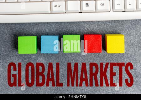 Légende du texte présentant les marchés mondiaux, Business Idea Trading de biens et de services dans tous les pays du monde pile de l'échantillon Cube rectangulaire Bo Banque D'Images