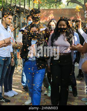 New Delhi, Inde. 17th févr. 2022. Les étudiants portant des masques faciaux suivant les directives Covid-19 ont vu célébrer leur premier jour de reprise de l'université. Miranda House College for Women, campus nord de l'université de Delhi rouvre après deux années de fermeture en raison de la pandémie Covid-19. Crédit : SOPA Images Limited/Alamy Live News Banque D'Images