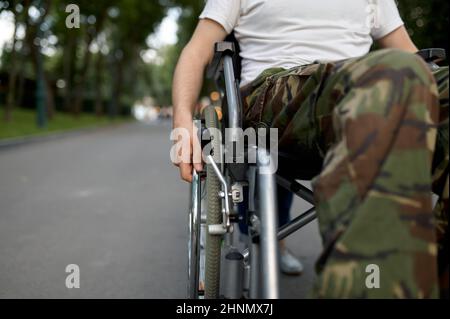 Soldat handicapé, vue sur les jambes. Personnes paralysées et handicap, handicap surmontant. Homme handicapé dans le parc Banque D'Images