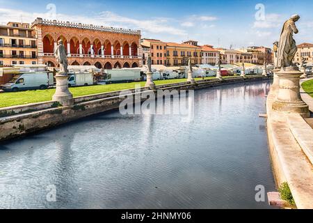 La place pittoresque de Prato della Valle à Padoue, en Italie Banque D'Images