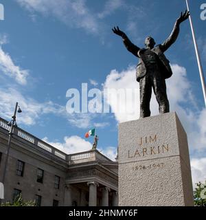 Memorial Statue à James Larkin sur O connell Street Dublin Irlande avec le GPO derrière Banque D'Images