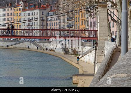 LYON, FRANCE, 15 février 2022 : le pont de la Passerelle Saint-Vincent et le Quais de Saone. Banque D'Images