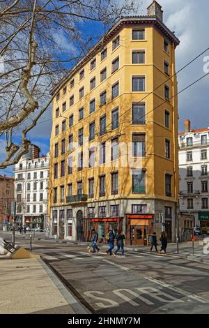 LYON, FRANCE, 15 février 2022 : la maison sur laquelle le Fresque des Lyonnais a été peint sur le Quais de Saone. Banque D'Images