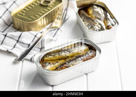 Sardines en conserve.Poisson de mer en boîte sur table blanche en bois. Banque D'Images