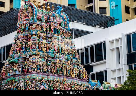 Toit du temple hindou Sri Veeramakaliamman à Singapour. Banque D'Images