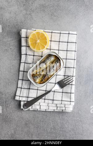 Sardines en conserve.Poisson de mer en boîte sur la table de cuisine.Vue de dessus. Banque D'Images