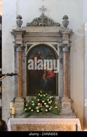 Autel de la Sainte famille dans l'église paroissiale de notre-Dame à l'extérieur de la ville de Sibenik, Croatie Banque D'Images