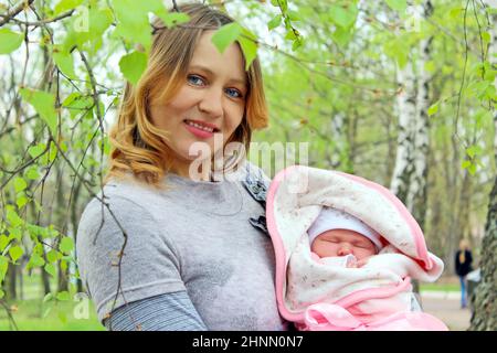 Amour de la mère pour son enfant. Bonne maternité. Portrait de mère et de bébé Banque D'Images