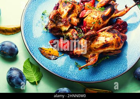 Caille entière rôtie dans une sauce prune. Viande de volaille à la prune. Banque D'Images