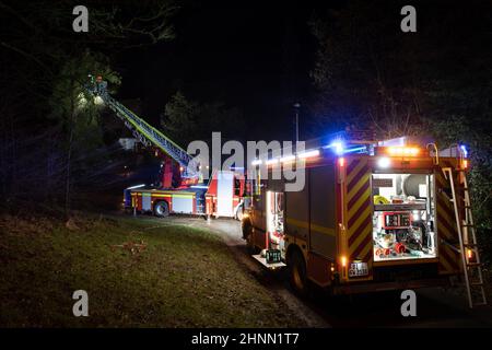 Bielefeld, Allemagne. 17th févr. 2022. Un arbre partiellement brisé est enlevé par le service des incendies. La dépression houleuse « Ylenia » a traversé certaines parties de l'Allemagne, dans certains cas avec des vents de force d'ouragan. Les autorités appellent toujours à la prudence en raison de la chute d'arbres. Credit: Friso Gentsch/dpa/Alay Live News Banque D'Images