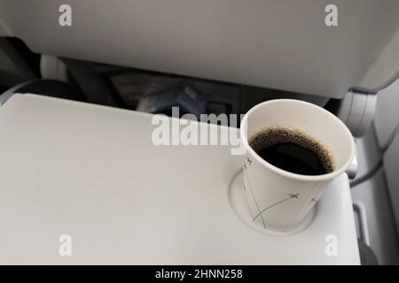 Tasse de café noir dans l'avion. Boire dans l'avion. Banque D'Images