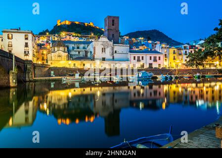 La vieille ville du village de Bosa située sur la rivière Temo en Sardaigne Banque D'Images