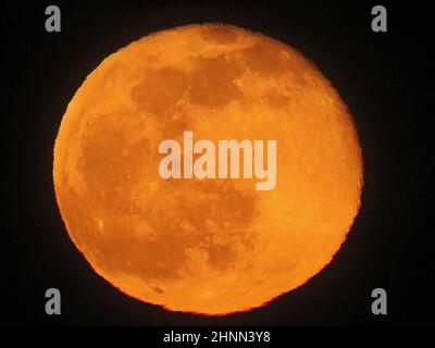 Warden Bay, Kent, Royaume-Uni. 17th févr. 2021. Météo au Royaume-Uni: La neige Lune vu s'élever au-dessus de Kentish Flats parc ce soir. Crédit : James Bell/Alay Live News Banque D'Images