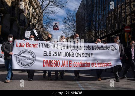 Barcelon, Espagne. 17th févr. 2022. La bannière unitaire appelant à la démission du maire adjoint de Barcelone, Laia Bonet, est vu tenue par des manifestants pendant la manifestation. Le syndicat minoritaire de la CGT pour les conducteurs de services d'autobus, Dans la région métropolitaine de Barcelone ont protesté dans le centre de la ville pour exiger la retraite des conducteurs à 60 ans. Crédit : SOPA Images Limited/Alamy Live News Banque D'Images