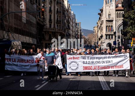 Barcelon, Espagne. 17th févr. 2022. La bannière unitaire appelant à la démission du maire adjoint de Barcelone, Laia Bonet, est vu tenue par des manifestants pendant la manifestation. Le syndicat minoritaire de la CGT pour les conducteurs de services d'autobus, Dans la région métropolitaine de Barcelone ont protesté dans le centre de la ville pour exiger la retraite des conducteurs à 60 ans. Crédit : SOPA Images Limited/Alamy Live News Banque D'Images