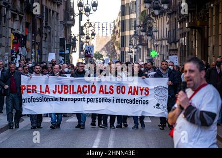 Barcelon, Espagne. 17th févr. 2022. La bannière unitaire est vue tenue par des manifestants exprimant leur opinion au cours de la manifestation.la minorité CGT pour les conducteurs de services d'autobus, dans la zone métropolitaine de Barcelone, ont protesté dans le centre de la ville pour demander la retraite des conducteurs à 60 ans. Crédit : SOPA Images Limited/Alamy Live News Banque D'Images