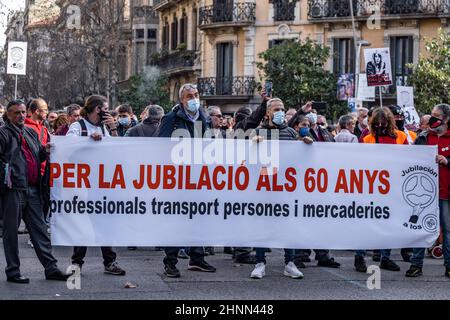 Barcelon, Espagne. 17th févr. 2022. La bannière unitaire est vue tenue par des manifestants exprimant leur opinion au cours de la manifestation.la minorité CGT pour les conducteurs de services d'autobus, dans la zone métropolitaine de Barcelone, ont protesté dans le centre de la ville pour demander la retraite des conducteurs à 60 ans. Crédit : SOPA Images Limited/Alamy Live News Banque D'Images