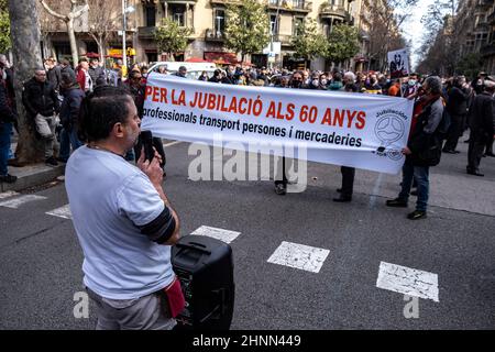 Barcelon, Espagne. 17th févr. 2022. La bannière unitaire est vue tenue par des manifestants exprimant leur opinion au cours de la manifestation.la minorité CGT pour les conducteurs de services d'autobus, dans la zone métropolitaine de Barcelone, ont protesté dans le centre de la ville pour demander la retraite des conducteurs à 60 ans. Crédit : SOPA Images Limited/Alamy Live News Banque D'Images