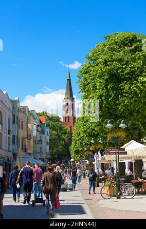 Touristes marchant sur Heros de Monte Cassino rue, rue principale de la ville, Sopot, Pologne Banque D'Images