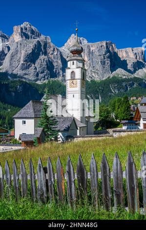 Église paroissiale dans le village de montagne de Calfusch, à Val Badia, au coeur des Dolomites Banque D'Images