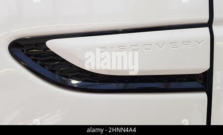 Ukraine, Kiev - 27 mars 2020: Nouveau Land Rover Discovery Sport 2019 blanc. Vue latérale de l'aile et partie de la porte avec l'inscription. SUV moyen Banque D'Images