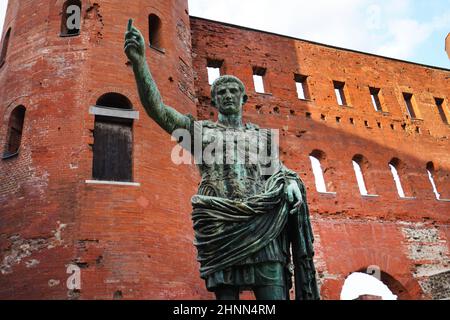 Statue de bronze César Augustus devant la porte du Palatin à Turin, Italie Banque D'Images