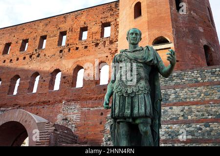 Statue de bronze Jules César en face de la porte du Palatin à Turin, Italie Banque D'Images
