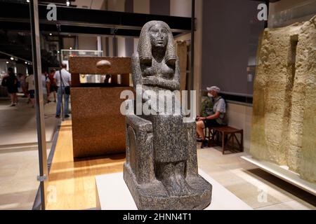 TURIN, ITALIE - 19 AOÛT 2021 : statue de la princesse Redji pendant la 3e dynastie de la civilisation égyptienne, Musée égyptien de Turin, Italie Banque D'Images