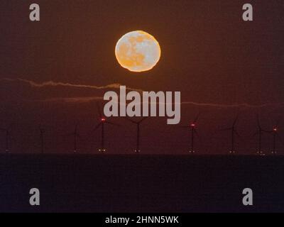 Warden Bay, Kent, Royaume-Uni. 17th févr. 2021. Météo au Royaume-Uni: La neige Lune vu s'élever au-dessus de Kentish Flats parc ce soir. Crédit : James Bell/Alay Live News Banque D'Images