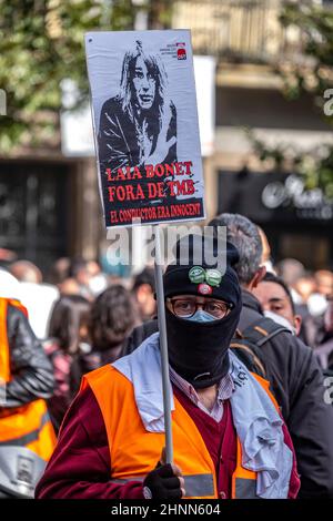 Barcelon, Espagne. 17th févr. 2022. Un manifestant est vu portant un écriteau demandant la démission du maire adjoint Laia Bonet pendant la manifestation.le syndicat minoritaire de la CGT pour les conducteurs de services d'autobus, Dans la région métropolitaine de Barcelone ont protesté dans le centre de la ville pour exiger la retraite des conducteurs à 60 ans. (Photo par Paco Freire/SOPA image/Sipa USA) crédit: SIPA USA/Alay Live News Banque D'Images