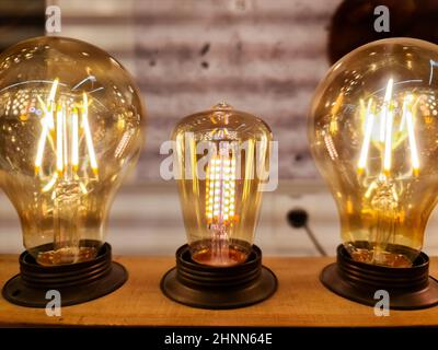 Vue rapprochée des ampoules d'époque à lumière jaune chaude. Banque D'Images