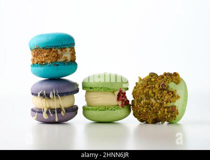 gâteaux français ronds à base de macarons à la farine d'amandes sur fond blanc. saveur pistache et lavande Banque D'Images