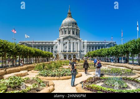 Les gens visitent le jardin en face de l'hôtel de ville à San Francisco, États-Unis. L'hôtel de ville de San Francisco est le siège du gouvernement de la ville et du comté de San Francisco Banque D'Images