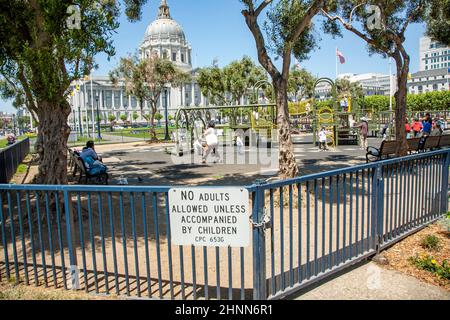 Les gens visitent l'aire de jeux pour enfants en face de l'hôtel de ville de San Francisco. Les adultes sans enfants ne sont pas autorisés à entrer dans la région Banque D'Images