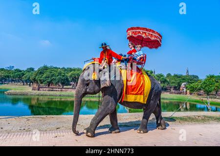 Les touristes se rendent à bord d'un éléphant dans le parc historique Banque D'Images