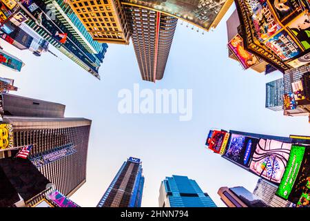 Times Square, les théâtres de Broadway et à grand nombre de panneaux LED, est un symbole de New York Banque D'Images