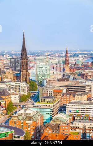 Panorama urbain de Hambourg depuis la célèbre tour Michaelis Banque D'Images